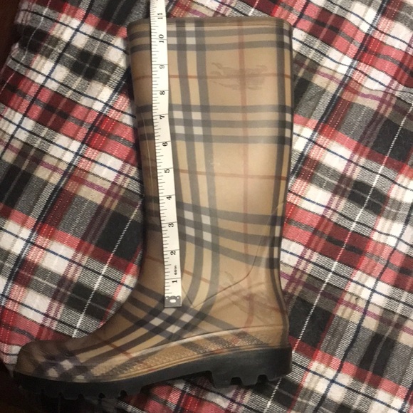Burberry rain boots love them but they fit more like a 7 to 7.5 - Picture 4 of 5